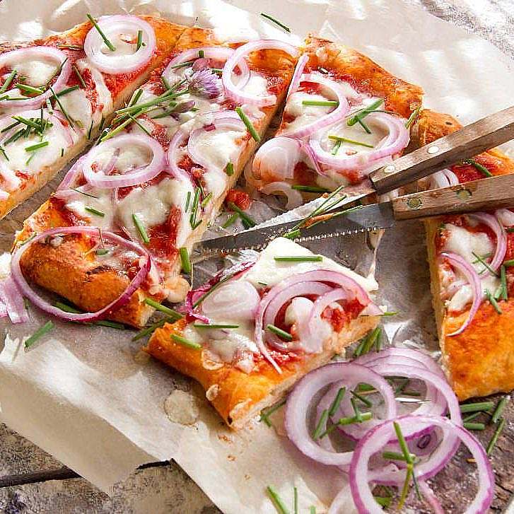 pizza-with-onion-2021-08-26-15-36-51-utc (1)